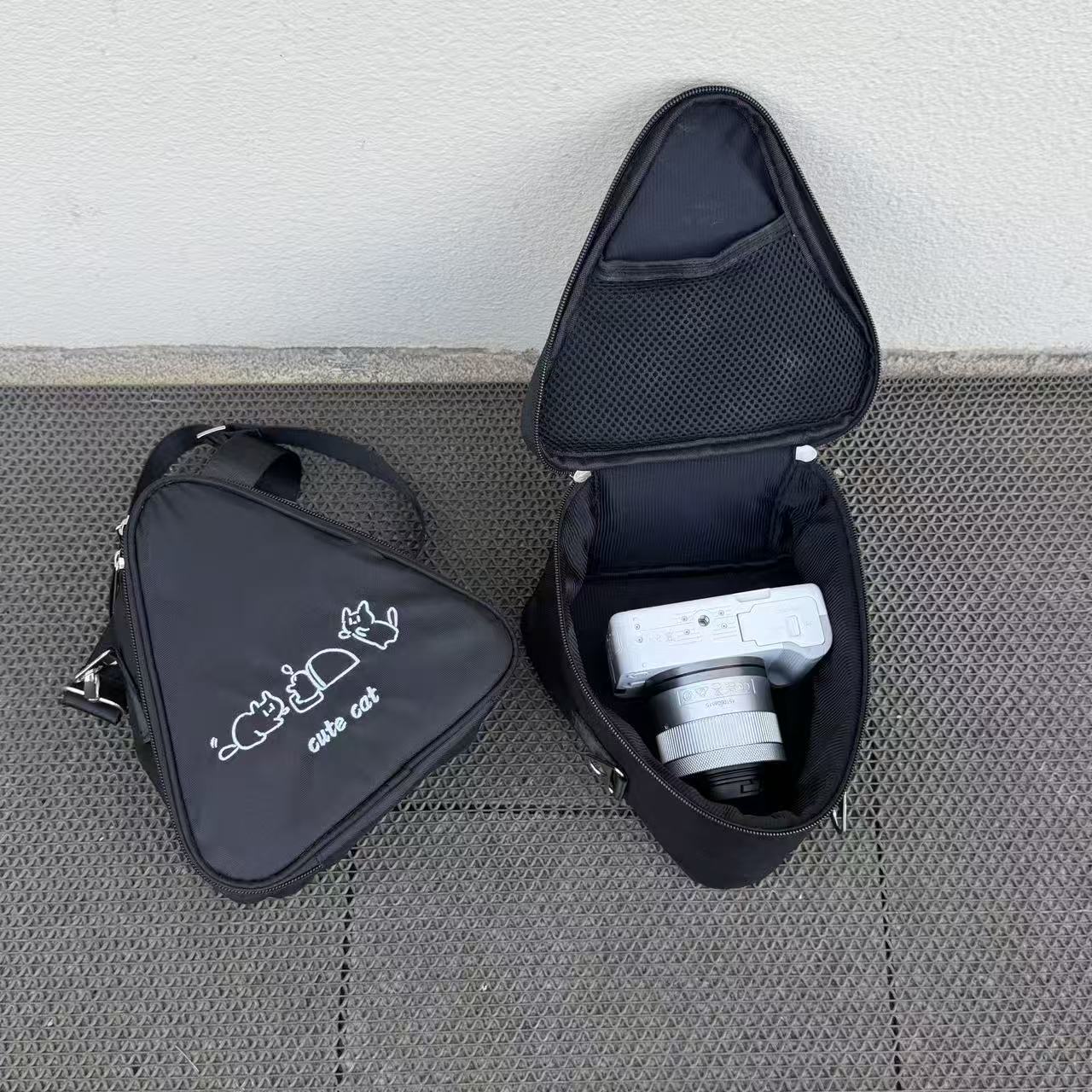 Camera Bag Travel - กระเป๋ากล้องทรงสามเหลี่ยมลายน่ารัก ดีไซน์สวยงาม พกพาสะดวก ใช้เป็นกระเป๋าสะพายข้างหรือกระเป๋าคาดลำตัวสำหรับการเดินทางกลางแจ้งและเก็บเครื่องสำอาง